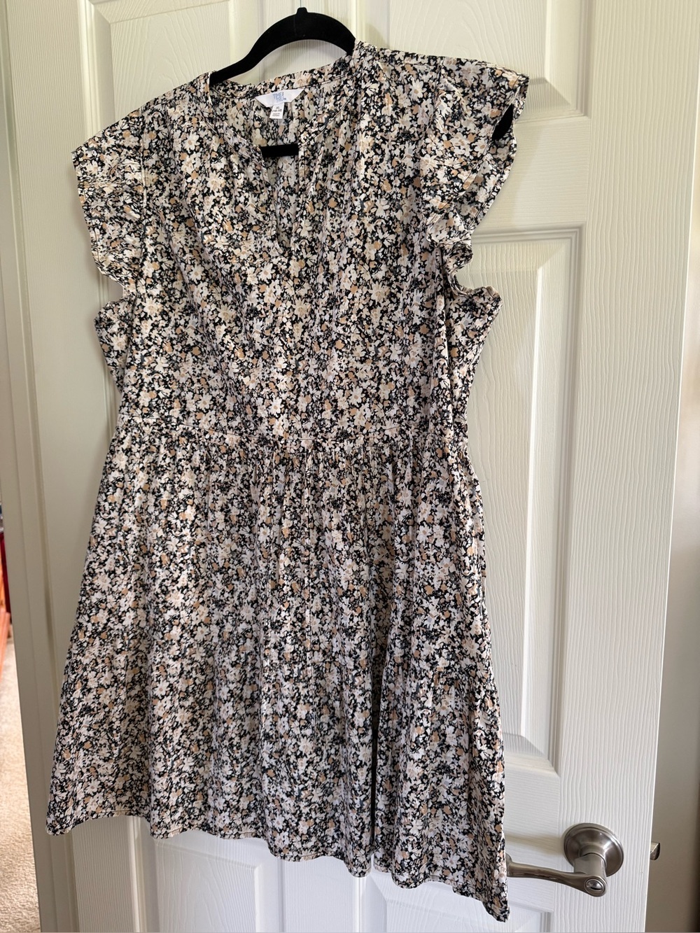 Time and Tru Black, White & Beige Floral Flutter Sleeve Dress
